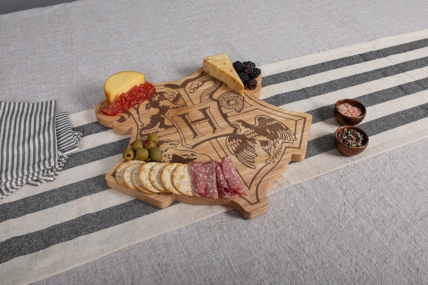 PICNIC TIME Harry Potter Hogwarts Crest 16" Serving Board, Charcuterie Board, Serving Tray, Cutting Board (Parawood), Harry Potter Hogwarts 16" X 16" - Parawood, 16 x 16 x 0.75